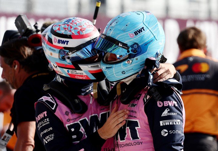 Gasly celebra su pole position con Franco Colapinto en Monza. 
Foto: REUTERS