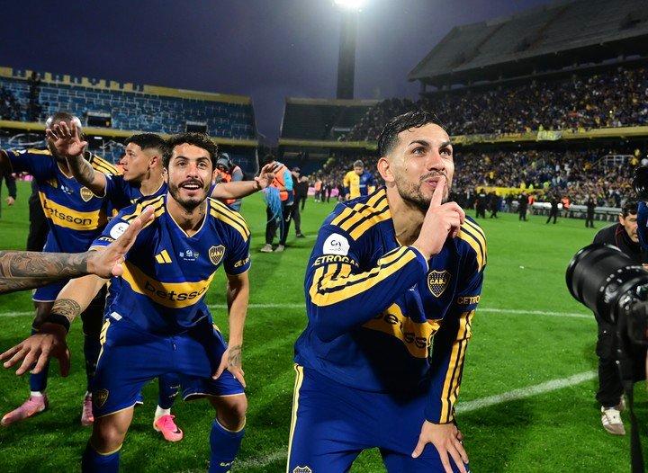 Paredes festejando de cara a la gente (Foto: Sebastián Granata).