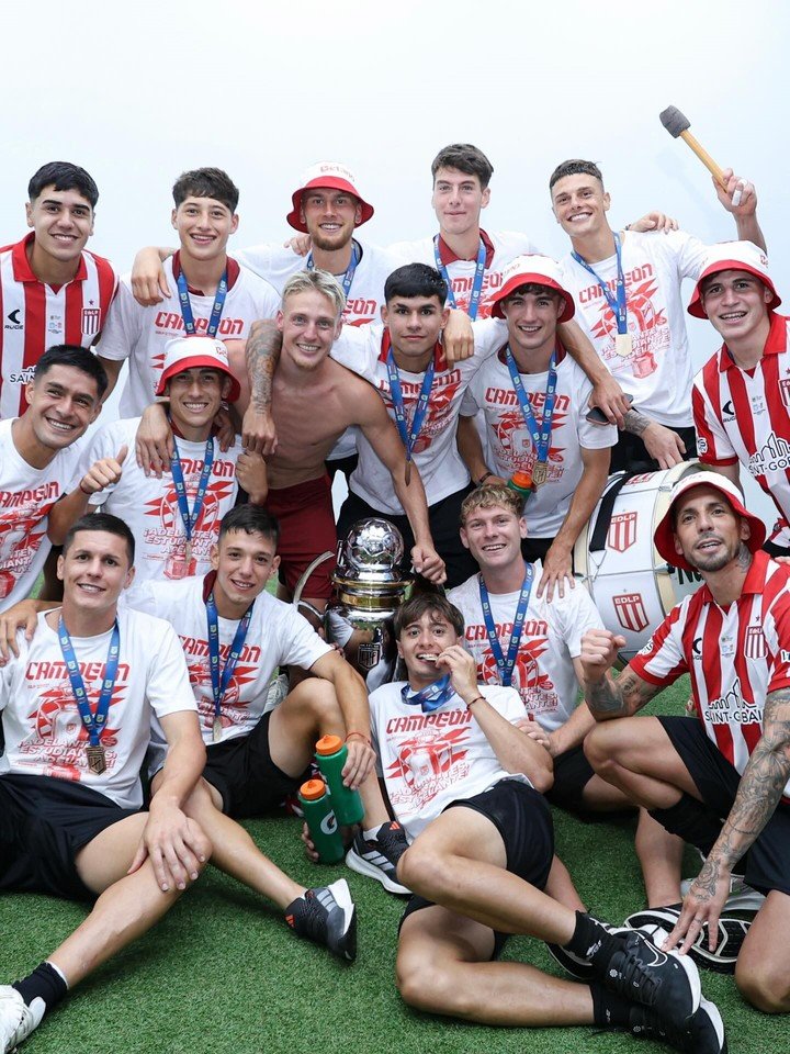 Franco Domínguez Ávila cuando festejó el Clausura 2025 con sus compañeros de Estudiantes.