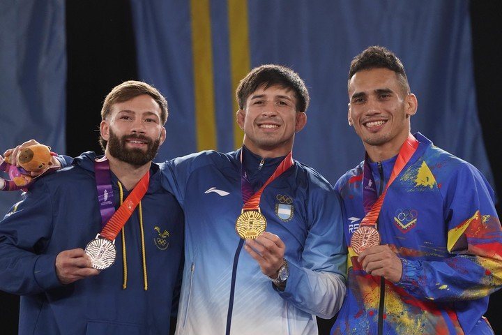 Destribats posa en el podio con la medalla de oro, junto al ecuatoriano Joshua Kramer (plata) y el venezolano Wilfredo Rodríguez (bronce). Foto: Fernando de la Orden - FTP CLARIN.