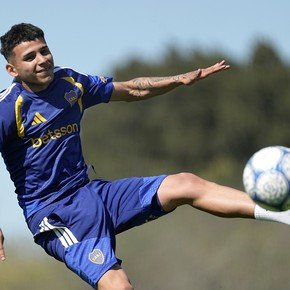 Leonel Flores volvió a Boca tras la semana con la Selección: la disyuntiva en el 11 vs. Racing