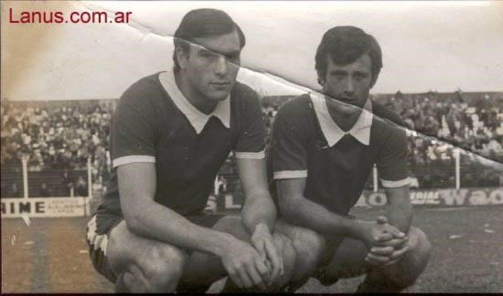 Osvaldo Piazza junto a Ramón Cabrero, prócer de Lanús: fue vecino, amigo, compañero de equipo y responsable de que se iniciara en el Granate.