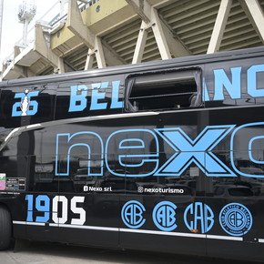 Video: así quedó el micro de Belgrano después de recibir piedrazos en su llegada al Kempes