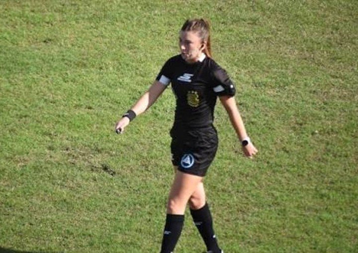 La árbitra Ariadna Palacios.