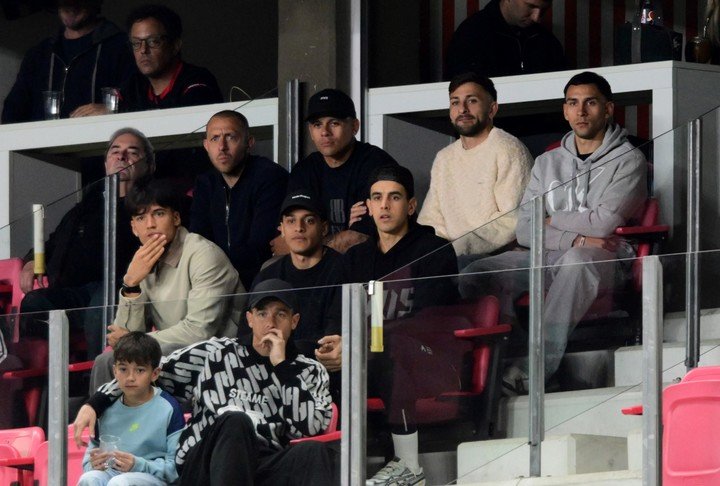 Rojo en la tribuna de UNO (Fotobaires).