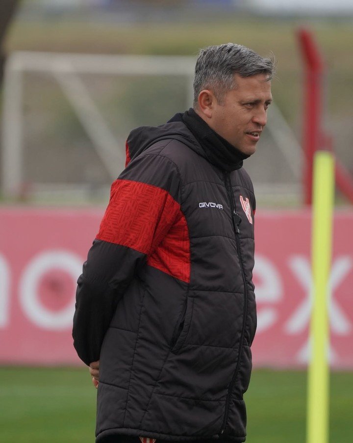 Diego Flores, DT de Instituto.