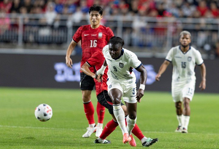 Jordy Caicedo en el amistoso contra Corea del Sur. (EFE)