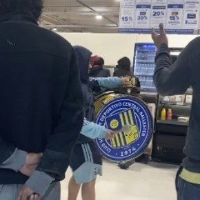 Insólito: la barra de Central Ballester copó un supermercado con bombos para reclamar por una tele rota