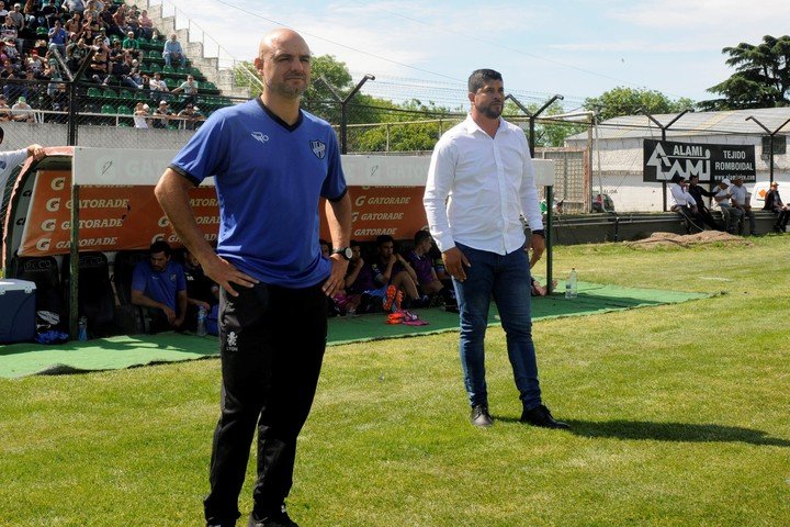 Orsi, con Gómez, dirigiendo a Almagro.