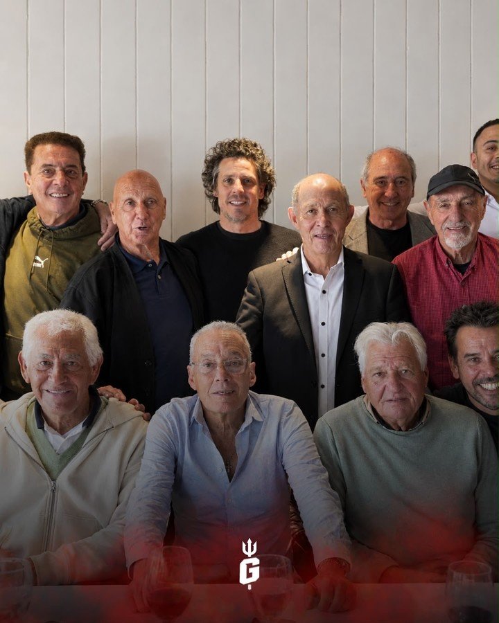Gaudio con Bochini, Outes, Pavoni, Santoro y otros exfutbolistas de Indepenidente.