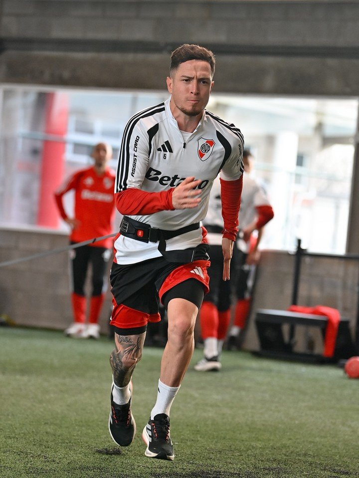 Aníbal Moreno, trabajando en el gimnasio. Prensa River.