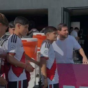 El inolvidable gesto de Messi con los chicos de River en el predio del Inter Miami