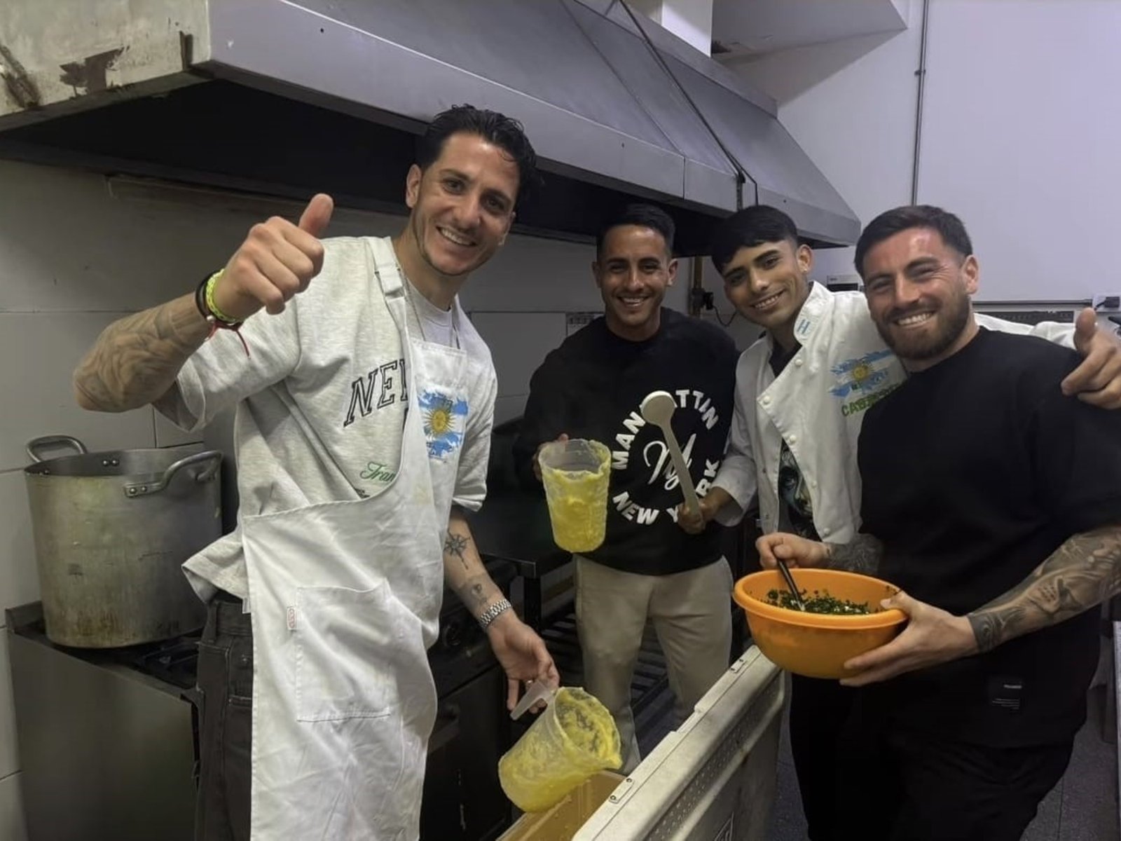 El gran gesto solidario del plantel de Ferro en Caballito :: Olé