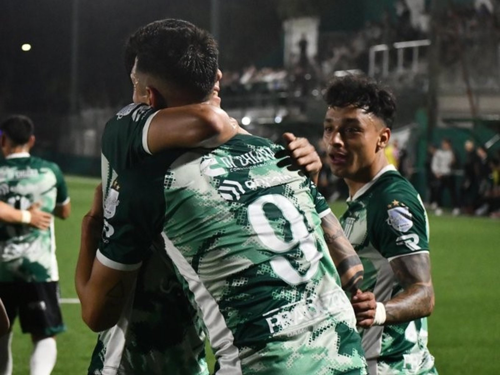 Excursionistas aplastó a Villa San Carlos y acaricia el título de la Primera B :: Olé