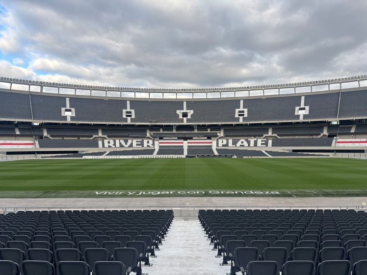 Así está el césped del Monumental. Foto: prensa River.