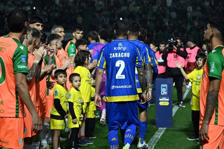Banfield y el pasillo a Rosario Central tras la conquista de la Supercopa Internacional. (Foto: Fotobaires)