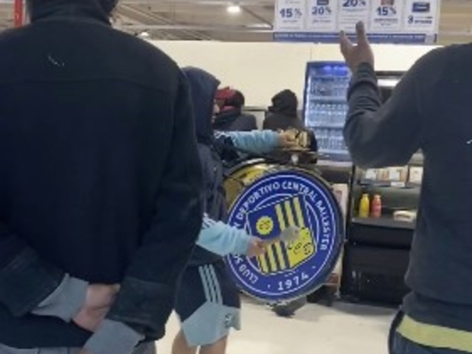 Insólito: la barra de Central Ballester copó un supermercado con bombos para reclamar por una tele rota :: Olé