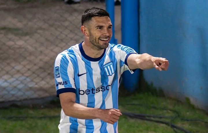 Maravilla Martínez festejando su gol ante Estudiantes de Río Cuarto.