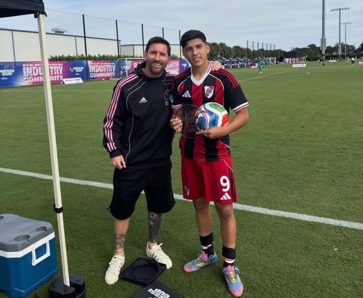 Bruno Cabral, goleador de River en la Messi Cup, junto a Leo.