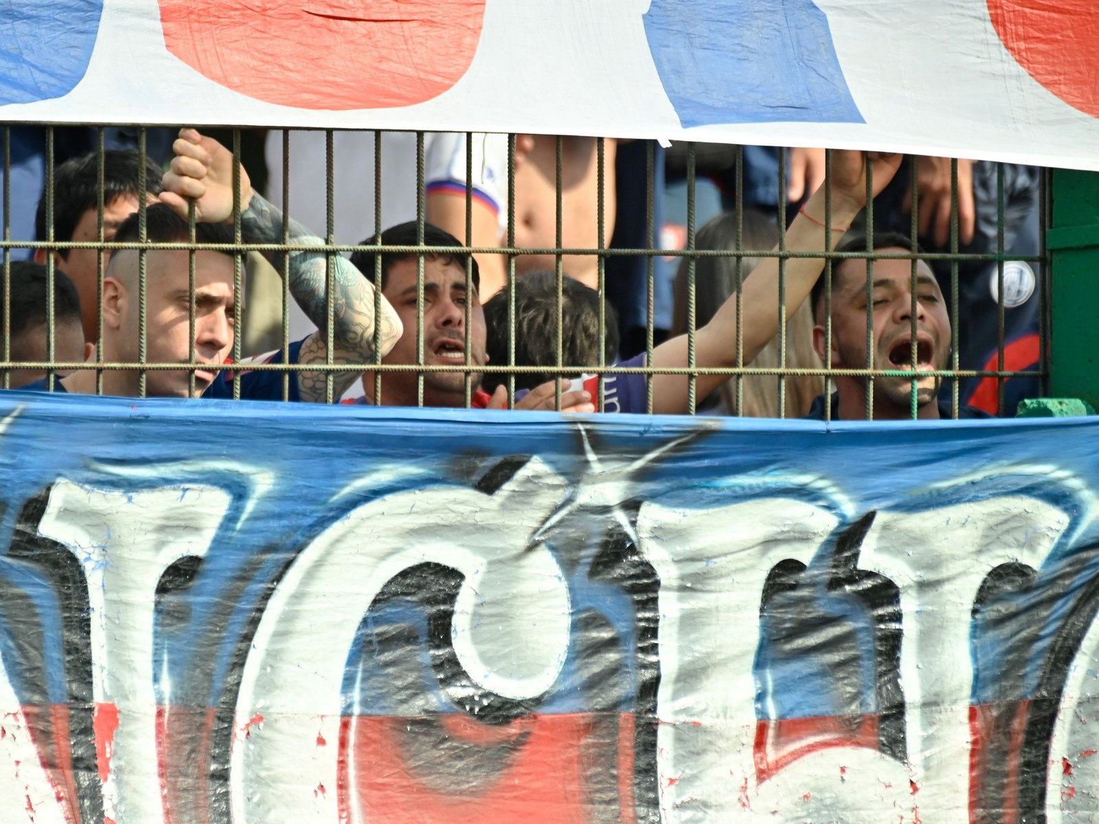 La bronca de los hinchas de San Lorenzo que fueron a Varela: "Que se vayan todos..." :: Olé