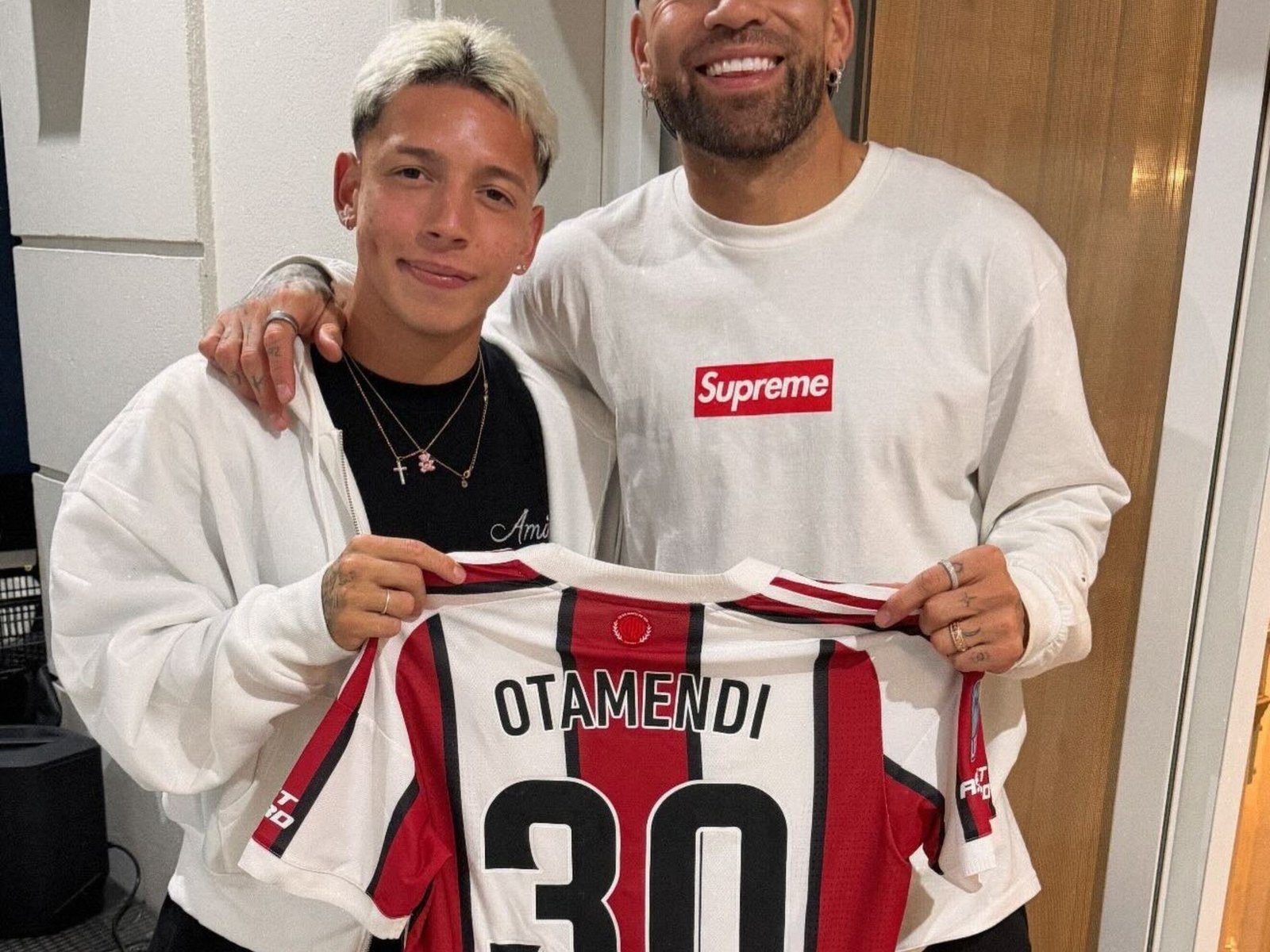 La revelación de Prestianni sobre la camiseta de River que le pidió a Otamendi: "Está muy buena..." :: Olé