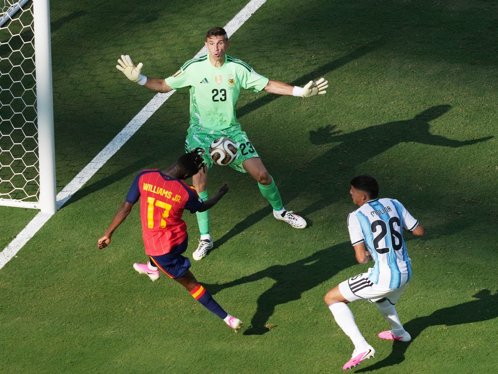 La revelación de un campeón del mundo con España sobre el gol a la Argentina: "Si Molina no me empujaba..." :: Olé