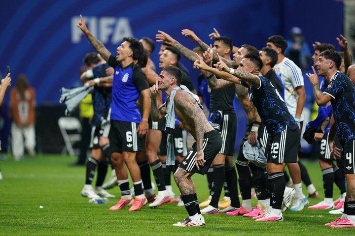La fiesta de los jugadores luego del triunfo (Juano Tesone).