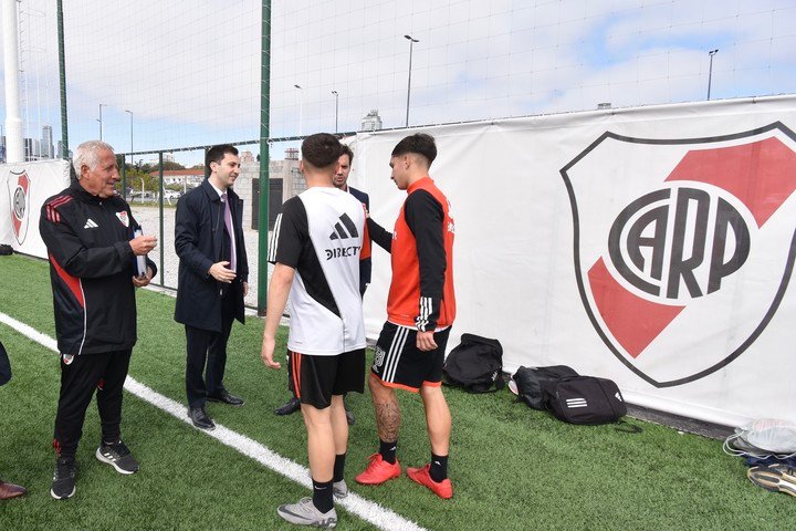 Gabriel Rodríguez junto a Stefano Di Carlo. Foto: Prensa River.