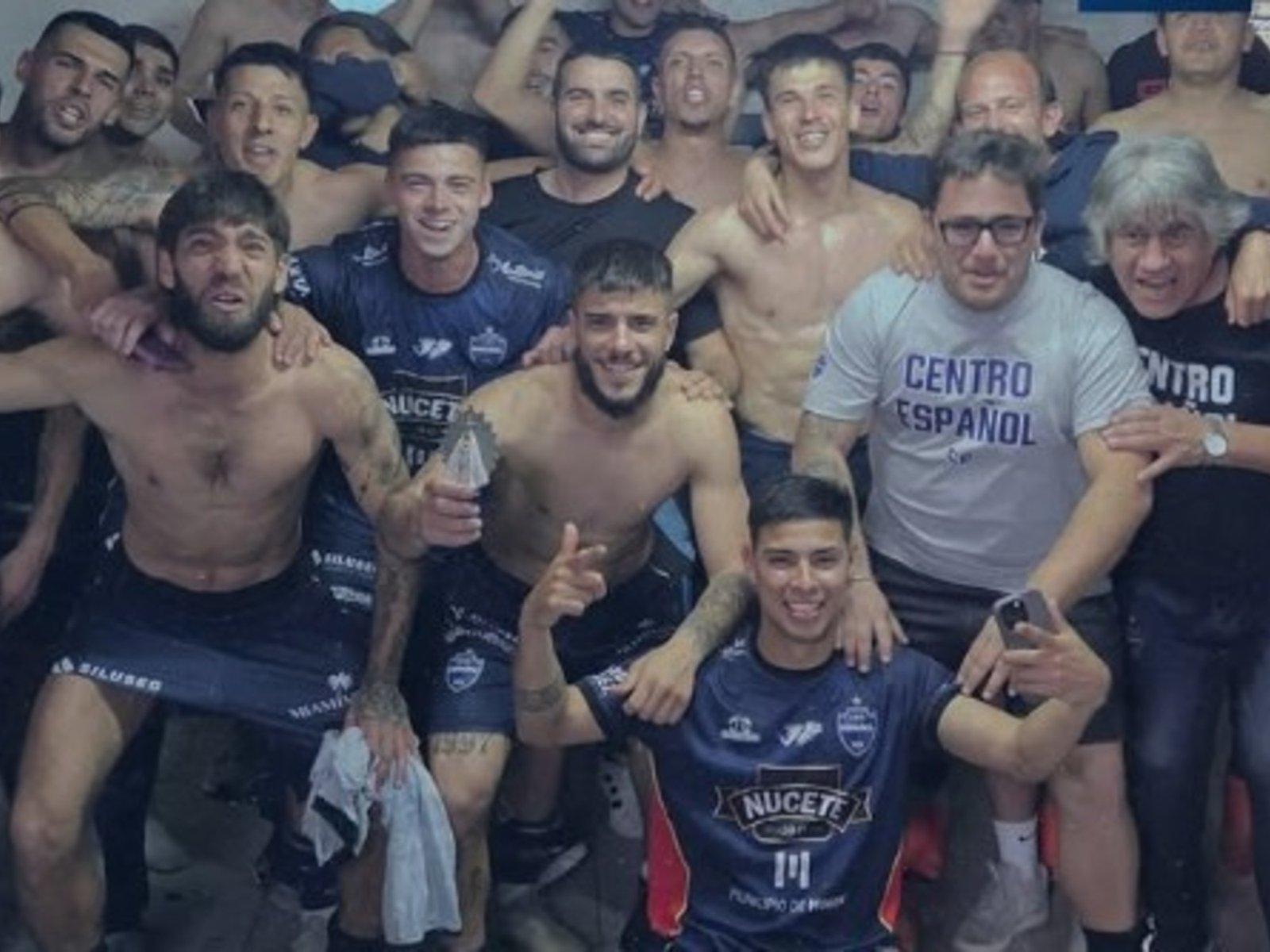 Paliza de Centro Español ante Alem: goleó 5-1 de visitante y sueña con el ascenso a la Primera B :: Olé