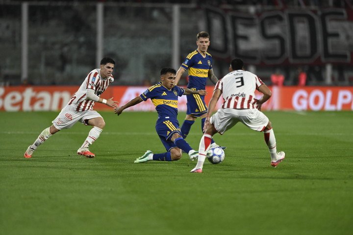 Boca ante Instituto (Ariel Carreras).