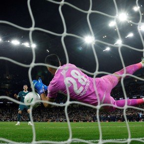Con Rulli clave y Enzo Fernández infalible, el City avanzó por penales en la Copa de la Liga