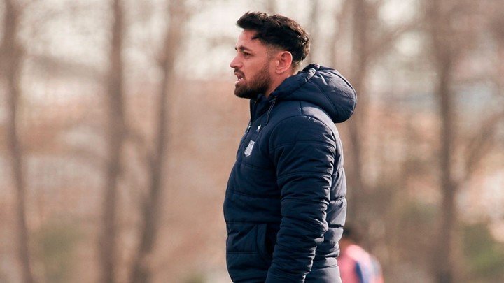 Lautaro Acosta, ayudante de campo de la Reserva de Talleres.