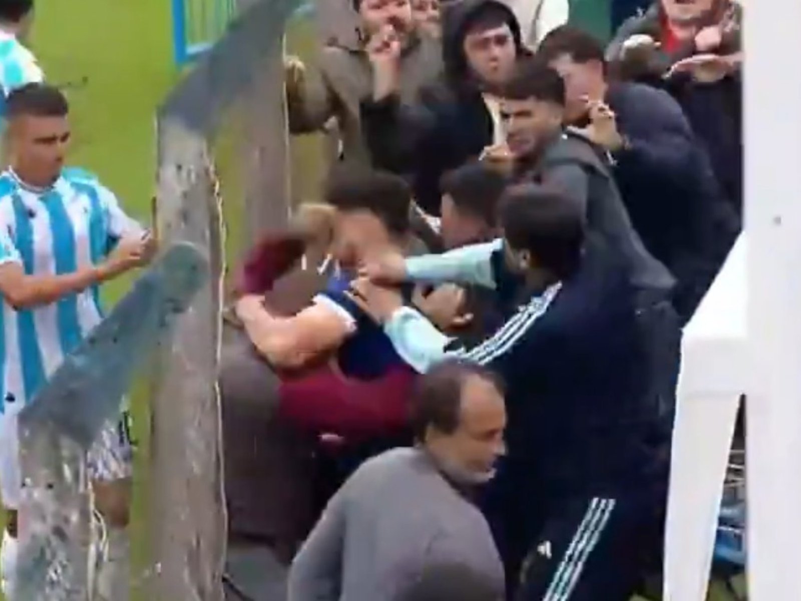Video: Lautaro y Rodrigo Acosta en una batalla campal con hinchas de Atlético Tucumán :: Olé