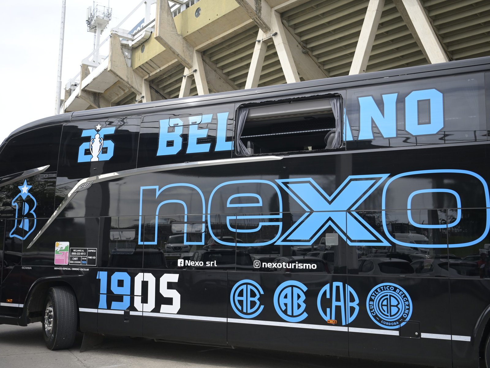 Video: así quedó el micro de Belgrano después de recibir piedrazos en su llegada al Kempes :: Olé
