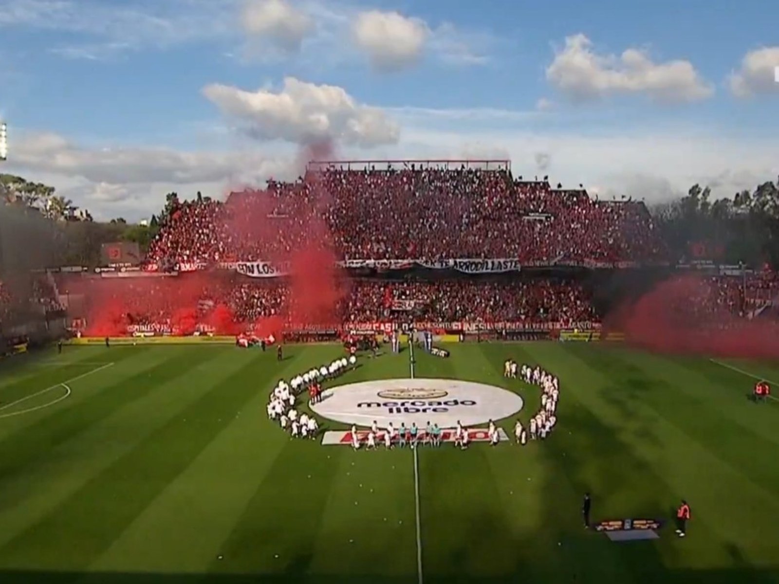 Video: la bandera de Newell's para Central y cantos contra Tapia :: Olé