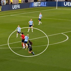 Video: una referí chocó con una jugadora del City y anuló un gol del Real Madrid