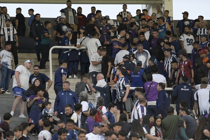 Los hinchas de Talleres en el Kempes (Ariel Carreras).