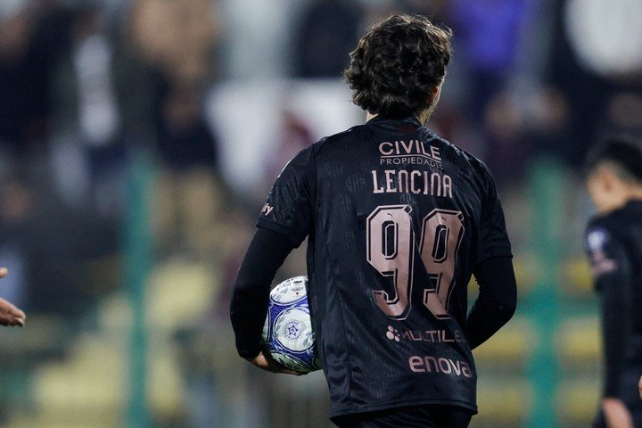 Gonzalo Lencina, autor del gol del triunfo para Platense ante Estudiantes.