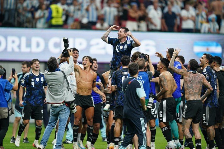La fiesta de los jugadores luego del triunfo (Juano Tesone).