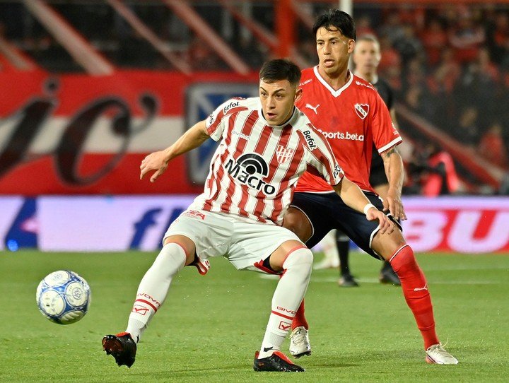 Maxi Meza ante Instituto (Fotobaires).