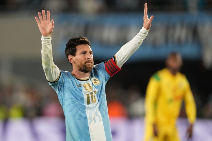 Tras la despedida de Messi de la Selección, los clubes vuelven a enfocarse en el Clausura (AP).