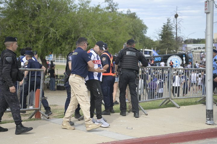 La policía detuvo a los agresores.