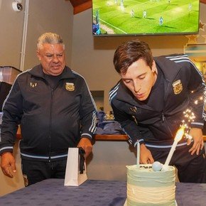 La intimidad del cumpleaños de Santiago Beltrán en la Selección y con Messi