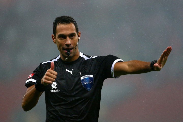 El árbitro Facundo Tello (REUTERS).