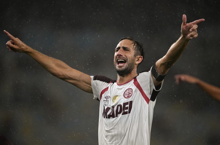 Izquierdoz festejando la Recopa Sudamericana con Lanús. (Foto: Mauro Pimentel)